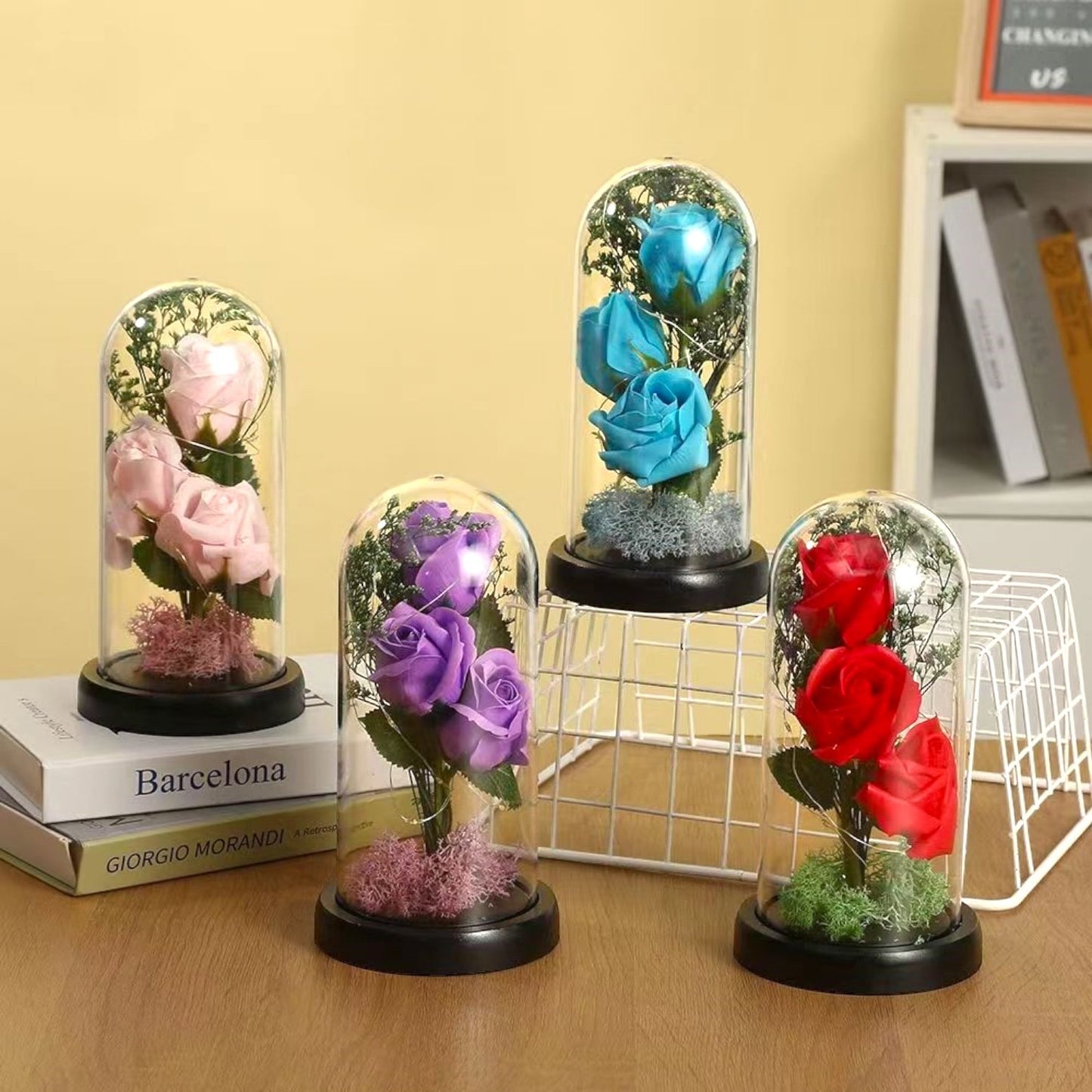 Buchet De 3 Trandafiri De Sapun, In Cupola Transparenta, Cu Iluminare LED, Dimensiune 22x11 cm